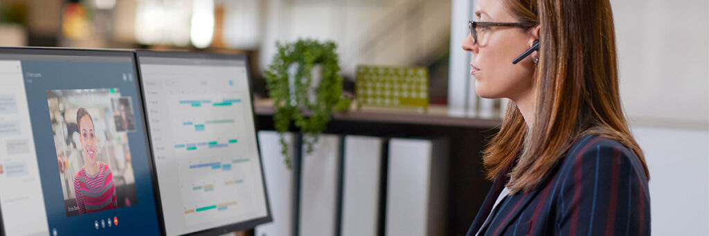 Une jeune femme en train de faire du télétravail