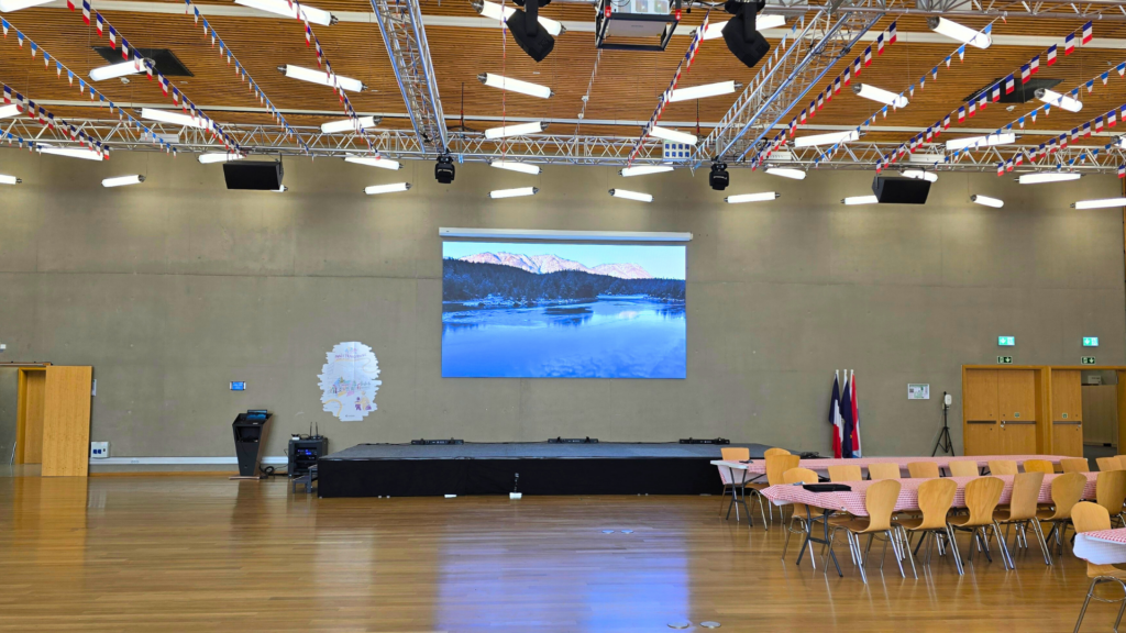 Grand écran LED de 5 mètres sur 2,75 mètres affichant le drapeau français, installé au lycée Vauban écran QWARTZ 2.0 de 5m de longueur par 2m75 de hauteur au Vauban