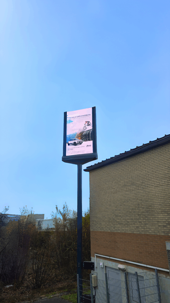 Écran LED outdoor à 7m de haut installé par CK