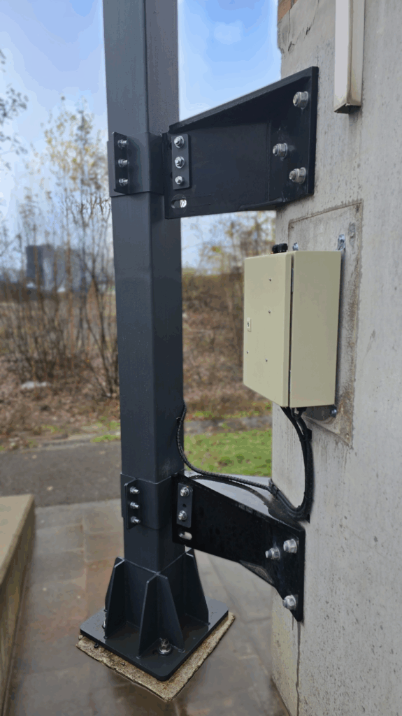 pied de l'écran LED outdoor de la marque Artixium installé à Esch par CK