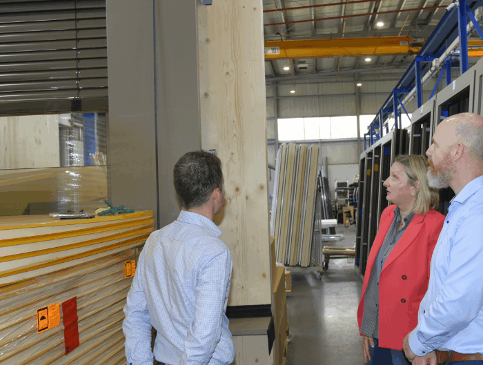Vanessa, Ludwy et Pascal dans les ateliers de Lux Fermetures