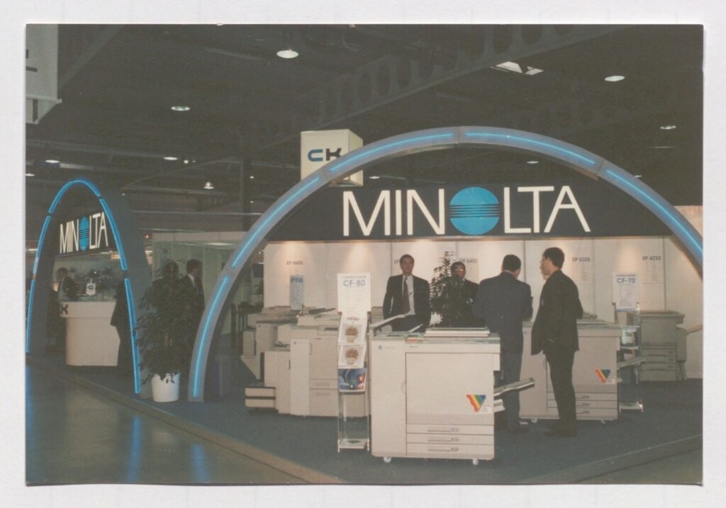 La Foire Internationale de Luxembourg au Kirchberg était l'événement commercial de l'année. Les banques de la place luxembourgeoise en pleine expansion attendaient ce salon pour moderniser leurs bureaux.