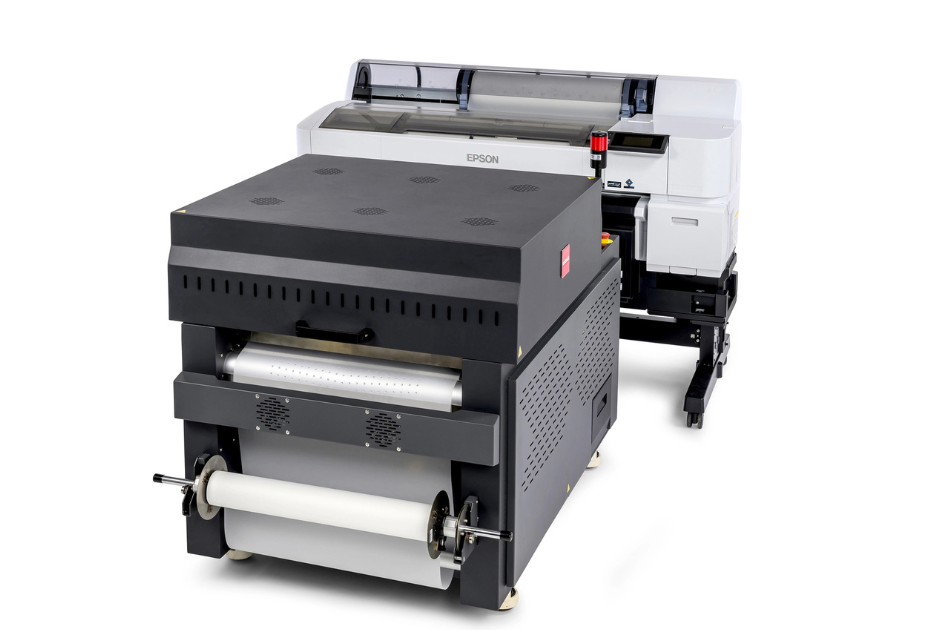 four Adkins Compact 600 automatise la finition avec un séchage rapide des impressions DTF